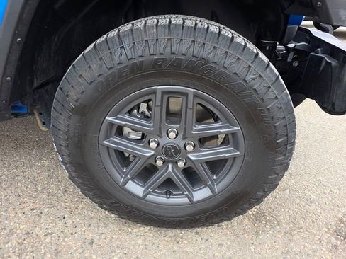 Used 2024 Jeep Gladiator Sport image 6