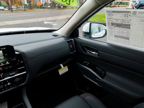 New 2025 Nissan Pathfinder SL image 10