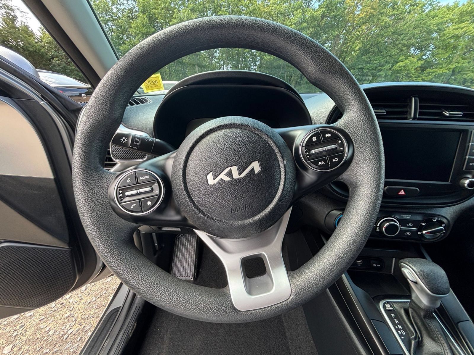 Used 2025 Kia Soul LX w/ LX Technology Package FWD image 27