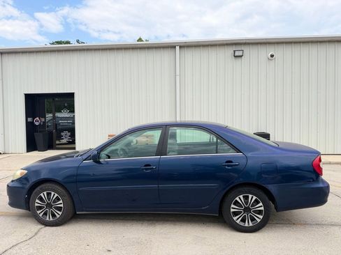 Used 2005 Toyota Camry LE FWD image 2