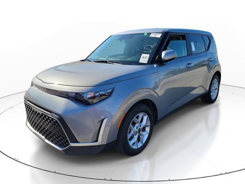 Used 2024 Kia Soul LX w/ Option Group 015 FWD image 3