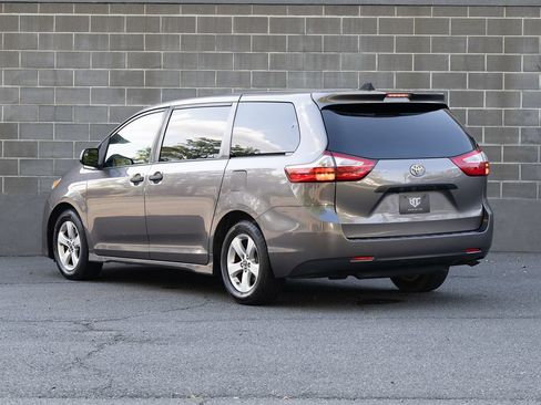 Used 2018 Toyota Sienna L FWD image 4