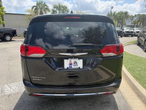 Used 2018 Chrysler Pacifica Touring-L w/ Tire & Wheel Group image 5