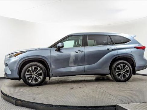 Used 2021 Toyota Highlander XLE image 3