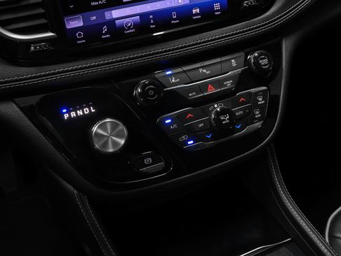Used 2023 Chrysler Pacifica Limited w/ S Appearance Package FWD image 33