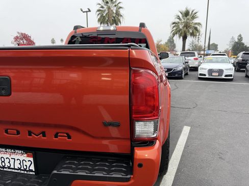 Used 2017 Toyota Tacoma TRD Sport image 29