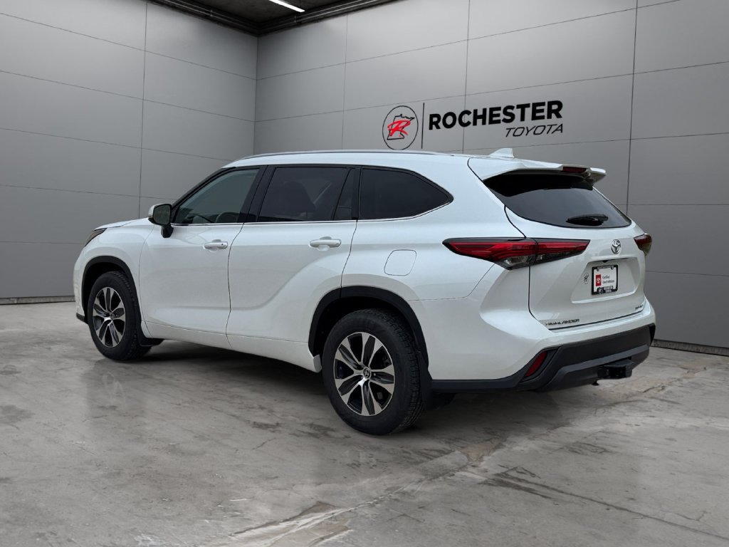 Certified 2022 Toyota Highlander XLE AWD/4WD image 3