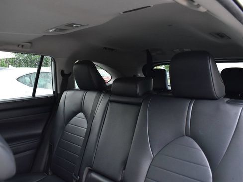 Used 2020 Toyota Highlander XLE AWD/4WD image 22