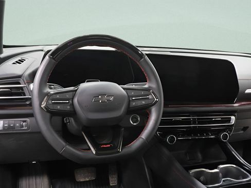 Used 2025 Chevrolet Traverse RS image 9