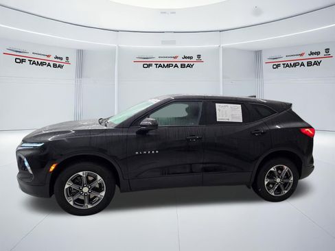 Used 2025 Chevrolet Blazer LT FWD image 3