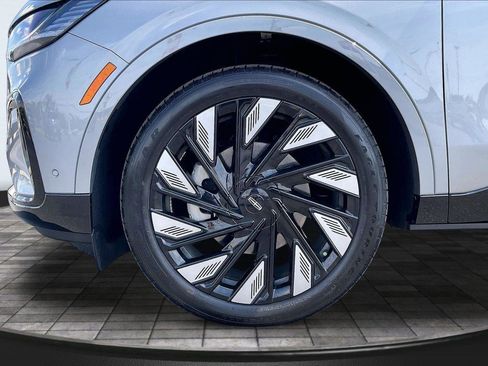 Used 2024 Lincoln Nautilus Reserve w/ Equipment Group 202A AWD/4WD image 11