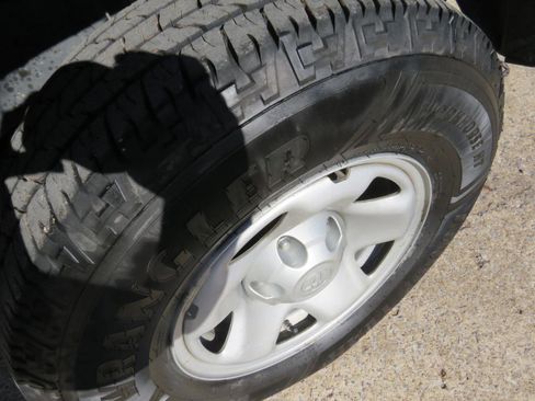 Used 2022 Toyota Tacoma SR AWD/4WD image 33