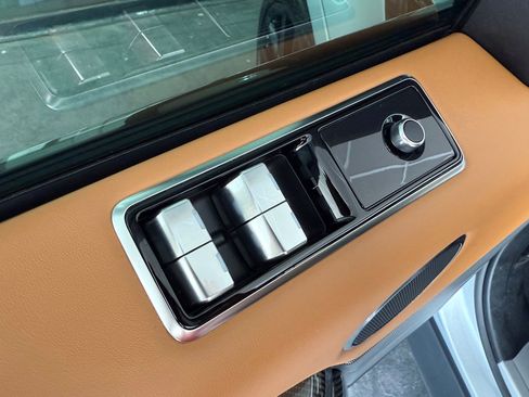 Used 2019 Land Rover Range Rover Sport SVR image 12