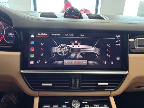 Used 2023 Porsche Cayenne Platinum Edition AWD/4WD image 65