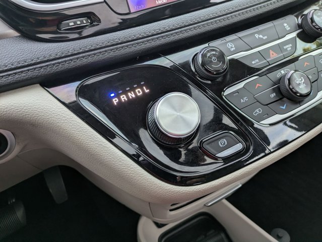 Used 2018 Chrysler Pacifica Limited FWD image 12