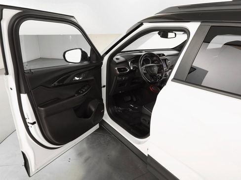 Used 2021 Chevrolet TrailBlazer RS w/ Technology Package image 14