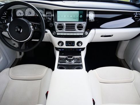 Used 2017 Rolls-Royce Ghost image 4