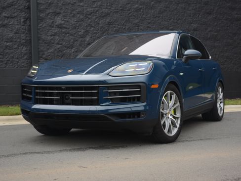 Certified 2025 Porsche Cayenne S AWD/4WD image 1