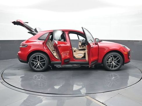 Certified 2023 Porsche Macan AWD/4WD image 33
