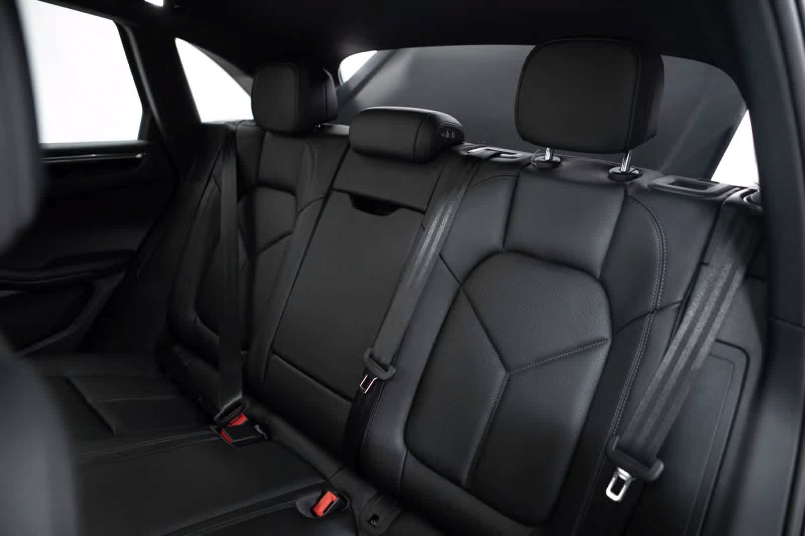 Certified 2026 Porsche Macan AWD/4WD image 36
