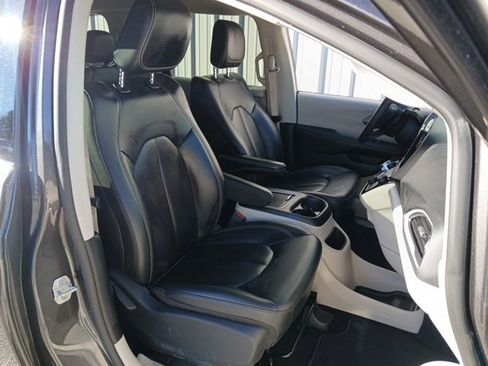 Used 2023 Chrysler Pacifica Touring-L image 26