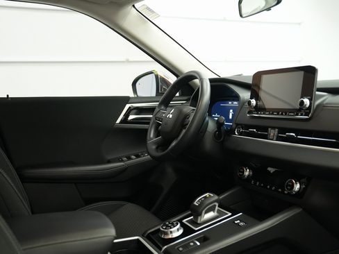 Used 2025 Mitsubishi Outlander ES image 33