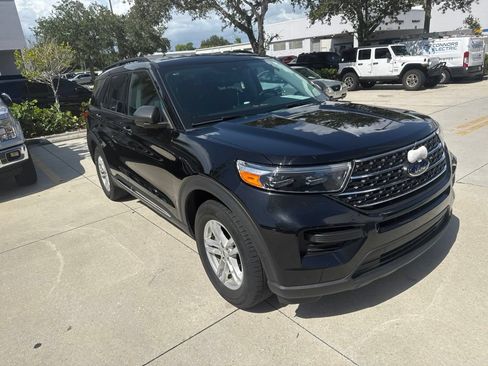 Used 2024 Ford Explorer XLT RWD image 2