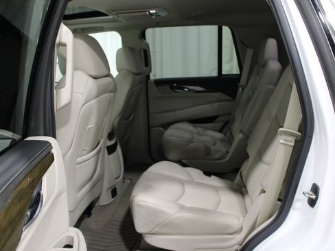 Used 2019 Cadillac Escalade Luxury AWD/4WD image 19