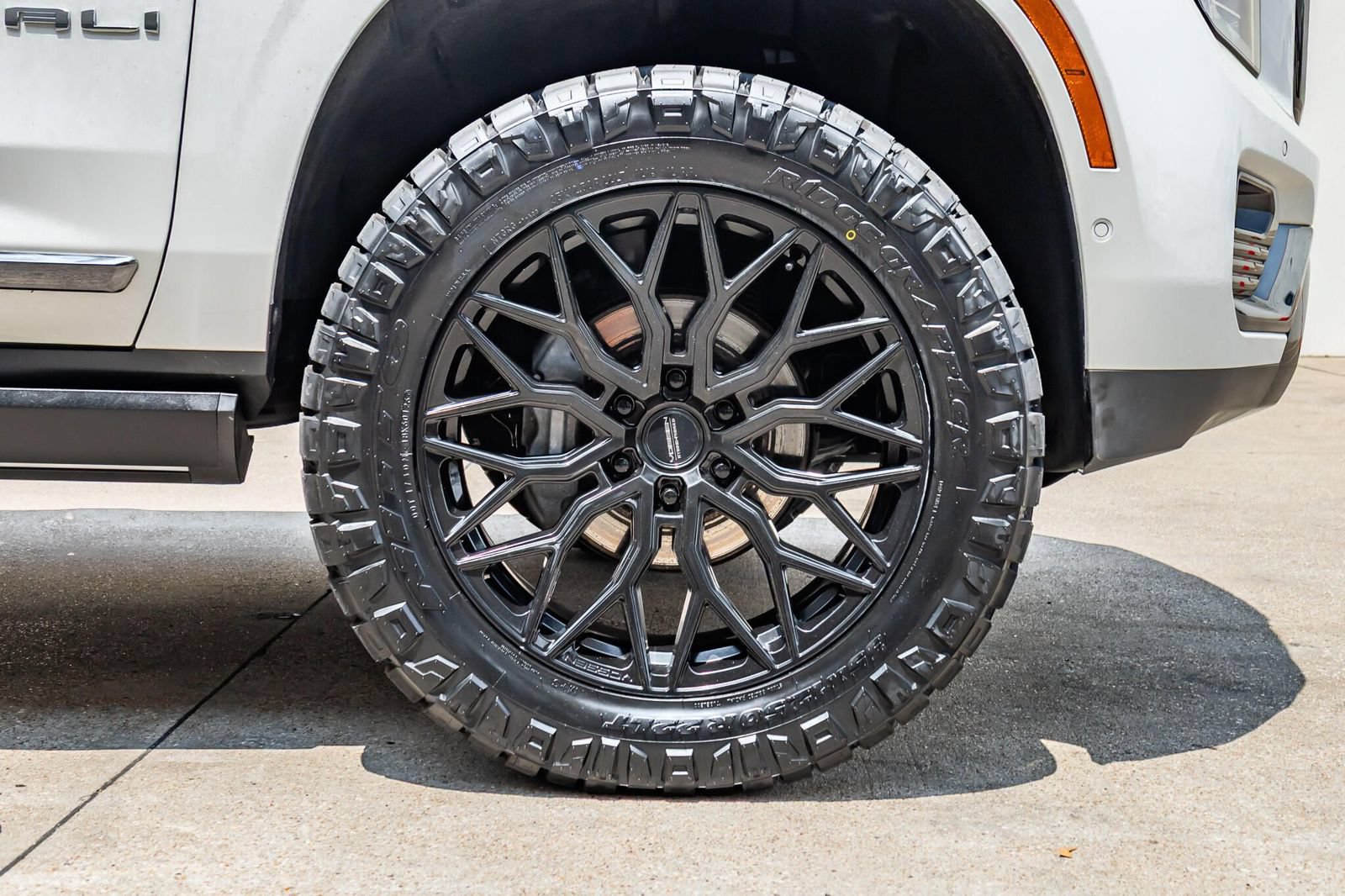 Used 2025 GMC Yukon Denali Ultimate AWD/4WD image 12