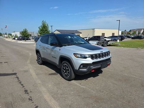Used 2025 Jeep Compass Trailhawk AWD/4WD image 3