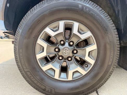 Used 2019 Toyota Tacoma TRD Off-Road AWD/4WD image 9
