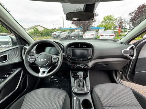 Used 2025 Kia Soul LX w/ LX Technology Package FWD image 31