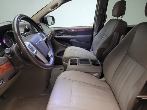 Used 2016 Chrysler Town & Country Touring FWD image 17