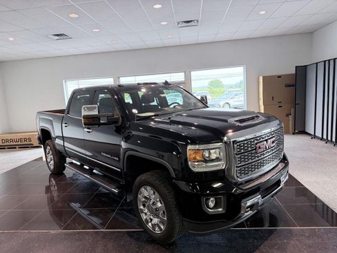 Used 2018 GMC Sierra 2500 Denali w/ Duramax Plus Package AWD/4WD image 7