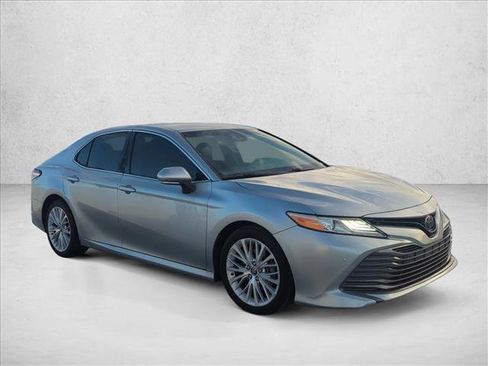 Used 2018 Toyota Camry XLE FWD image 3