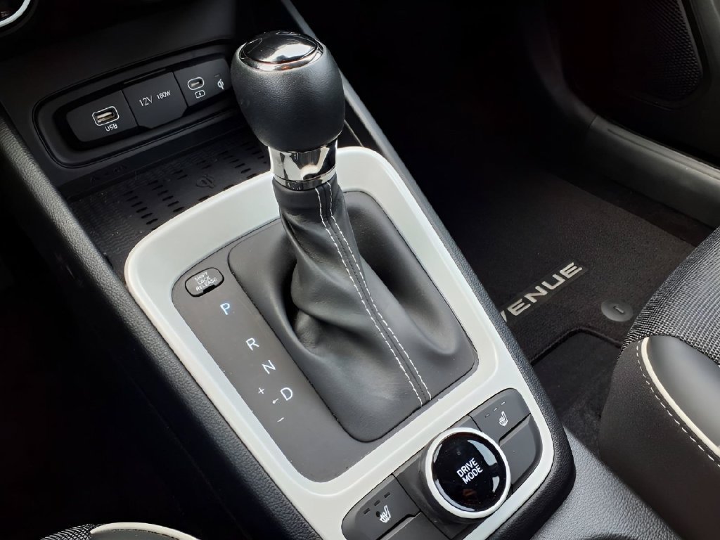 Used 2025 Hyundai Venue Limited FWD image 18