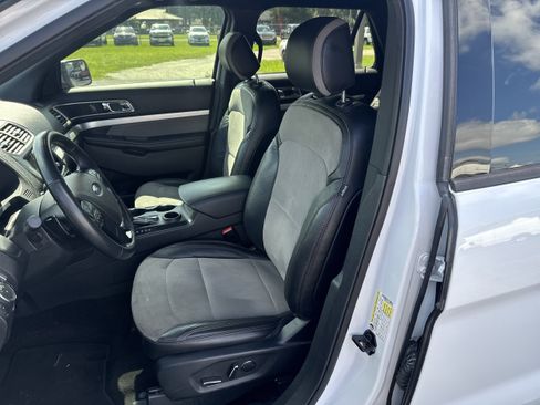 Used 2017 Ford Explorer XLT w/ Equipment Group 202A FWD image 24