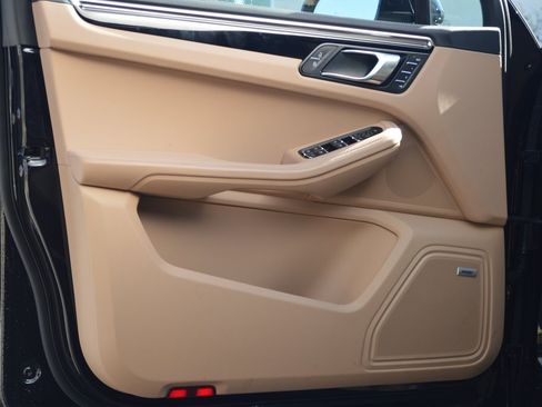 Used 2025 Porsche Macan image 17