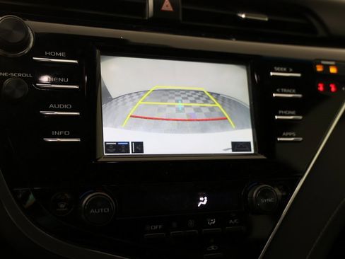 Used 2018 Toyota Camry XSE image 5