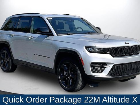 Used 2023 Jeep Grand Cherokee Altitude AWD/4WD image 2