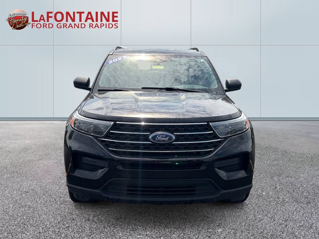 Used 2023 Ford Explorer XLT AWD/4WD image 2