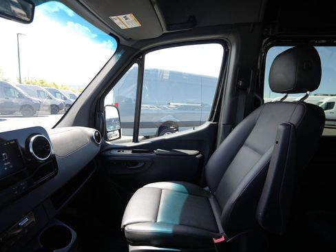 Used 2025 Mercedes-Benz Sprinter 2500 image 13