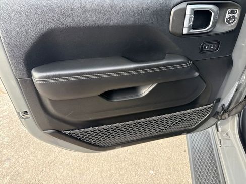 Used 2018 Jeep Wrangler Unlimited Sahara image 10