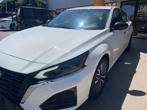 Used 2025 Nissan Altima 2.5 SV FWD image 8