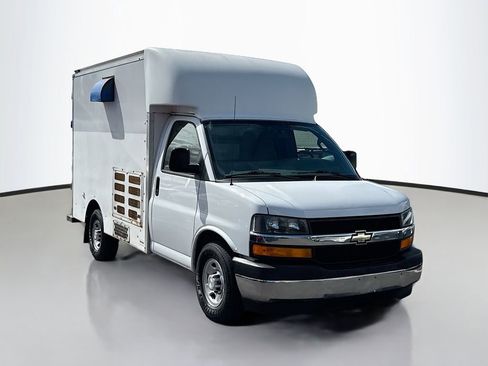 Used 2017 Chevrolet Express 3500 w/ Chrome Appearance Package RWD image 3
