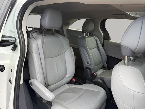 Used 2022 Toyota Sienna Limited FWD image 41