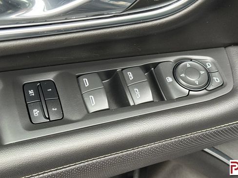 Used 2023 GMC Yukon SLT AWD/4WD image 12