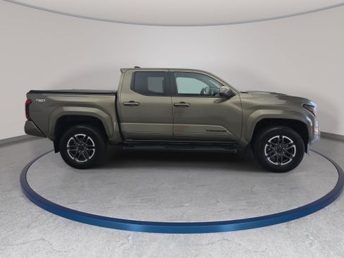 Used 2024 Toyota Tacoma TRD Sport AWD/4WD image 4