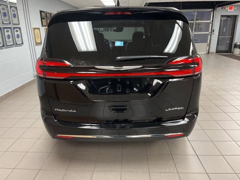 Used 2026 Chrysler Pacifica Limited image 10