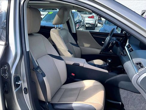 Used 2019 Lexus ES 350 Ultra Luxury w/ Accessory Package image 8